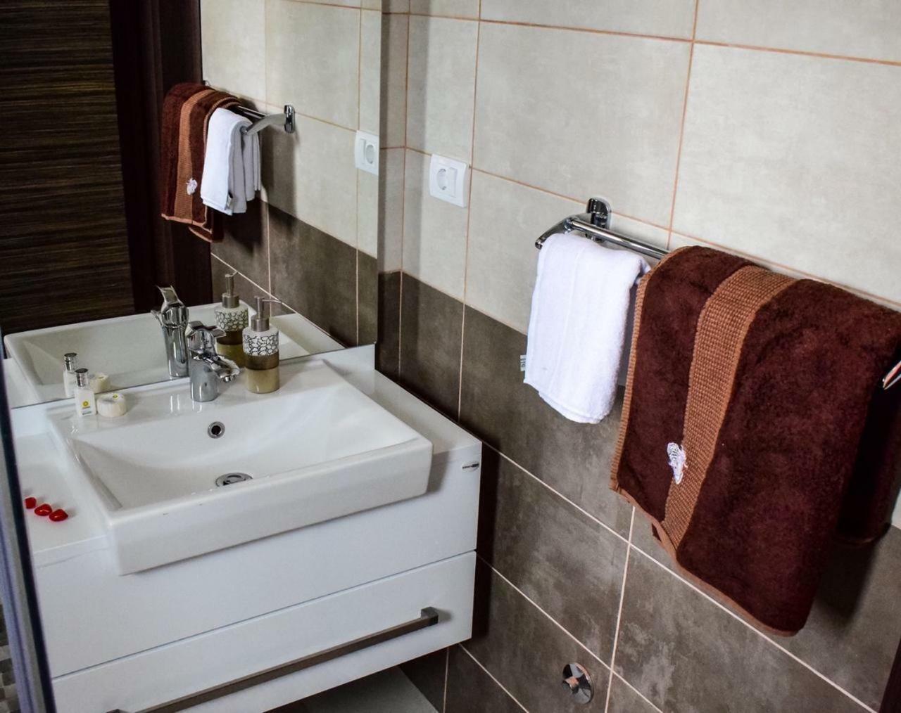 Apartments Melbourne Улцин Екстериор снимка